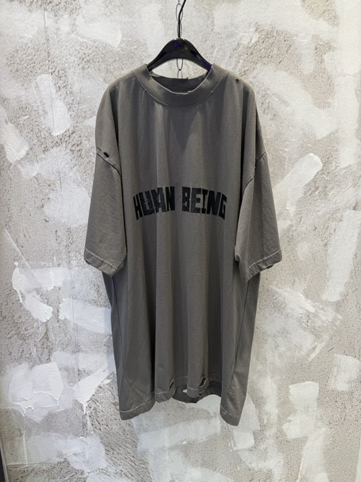 バレンシアガ human being プリント文字のダメージをしたイレギュラーヘムのシリーズ半袖Tシャツ