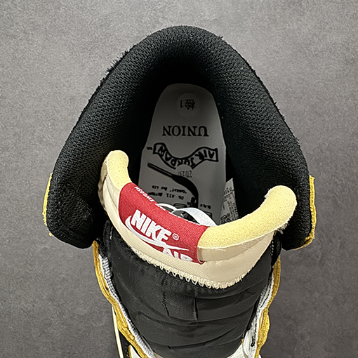 ナイキスーパーコピー 藤原ヒロシの三者コラボレーション白、青、赤のシューズ