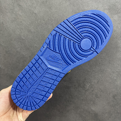 ナイキスーパーコピー 藤原ヒロシの三者コラボレーション白、青、赤のシューズ