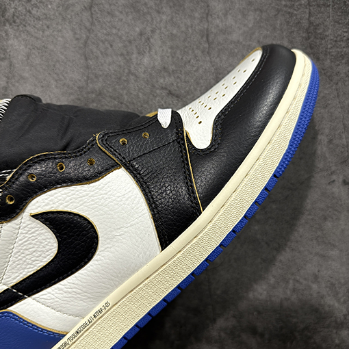 ナイキスーパーコピー 藤原ヒロシの三者コラボレーション白、青、赤のシューズ