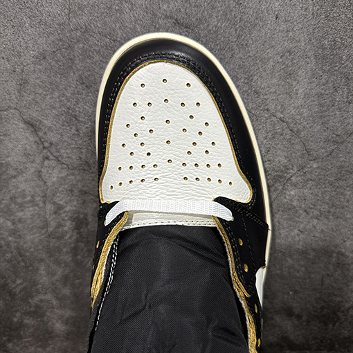 ナイキスーパーコピー 藤原ヒロシの三者コラボレーション白、青、赤のシューズ