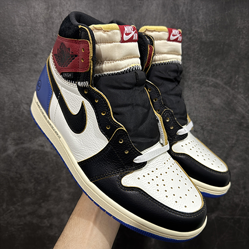 ナイキスーパーコピー 藤原ヒロシの三者コラボレーション白、青、赤のシューズ