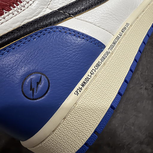 ナイキスーパーコピー 藤原ヒロシの三者コラボレーション白、青、赤のシューズ