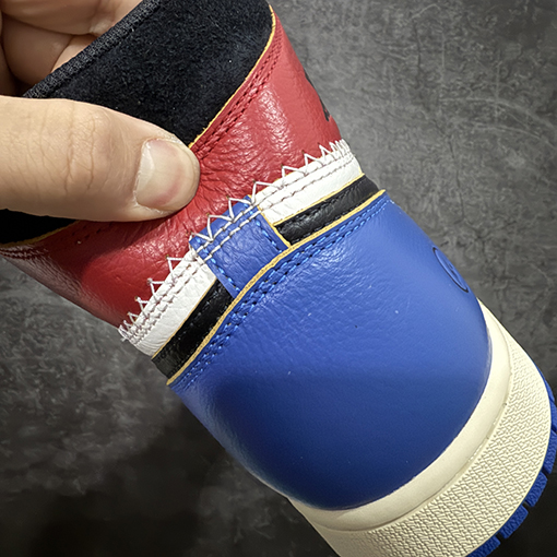 ナイキスーパーコピー 藤原ヒロシの三者コラボレーション白、青、赤のシューズ