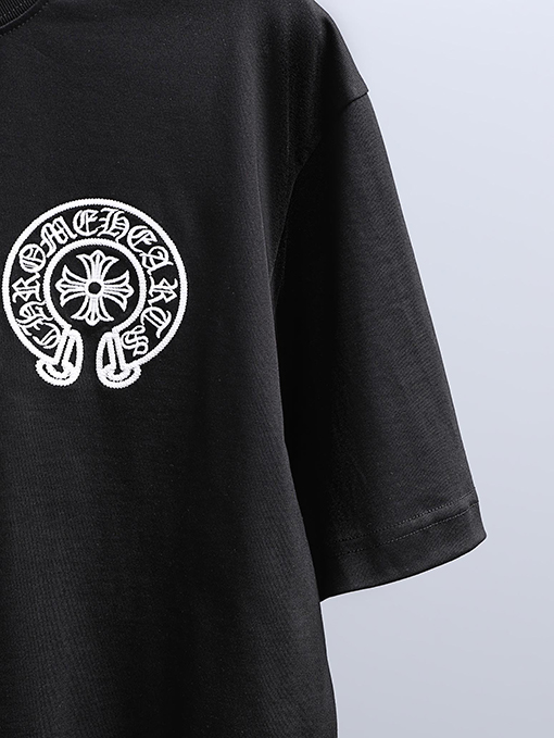 クロムハーツ 前面と背面に重なりう刺繍パッチが付いた半袖Tシャツ