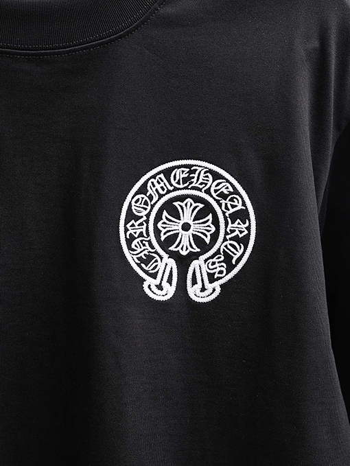 クロムハーツ 前面と背面に重なりう刺繍パッチが付いた半袖Tシャツ