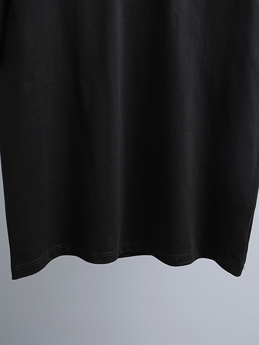 クロムハーツ 前面と背面に重なりう刺繍パッチが付いた半袖Tシャツ