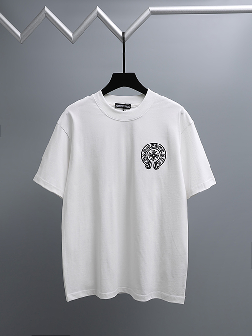 クロムハーツ 前面と背面に重なりう刺繍パッチが付いた半袖Tシャツ