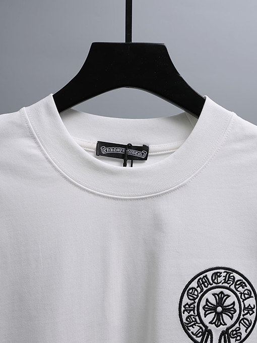 クロムハーツ 前面と背面に重なりう刺繍パッチが付いた半袖Tシャツ