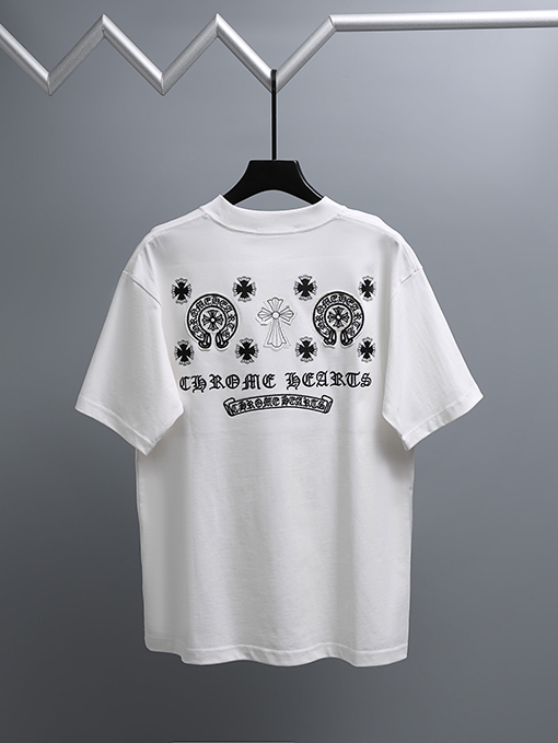 クロムハーツ 前面と背面に重なりう刺繍パッチが付いた半袖Tシャツ