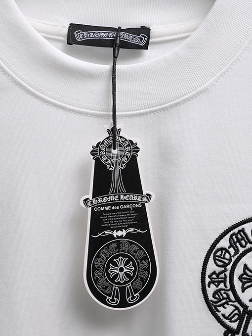 クロムハーツ 前面と背面に重なりう刺繍パッチが付いた半袖Tシャツ