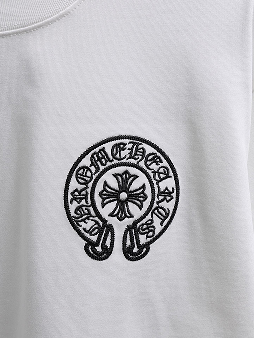 クロムハーツ 前面と背面に重なりう刺繍パッチが付いた半袖Tシャツ