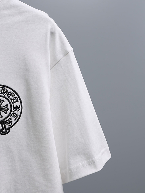 クロムハーツ 前面と背面に重なりう刺繍パッチが付いた半袖Tシャツ