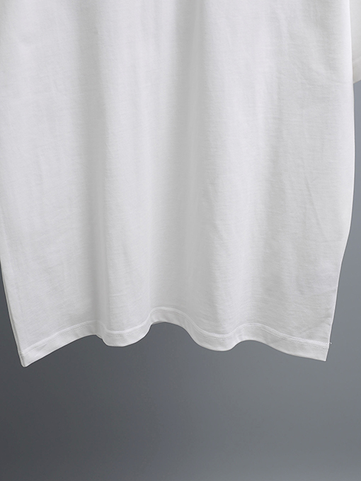 クロムハーツ 前面と背面に重なりう刺繍パッチが付いた半袖Tシャツ