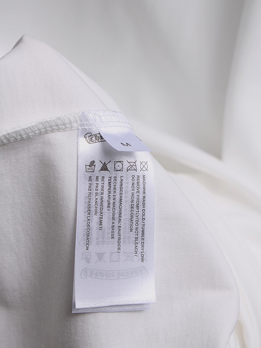 クロムハーツ 前面と背面に重なりう刺繍パッチが付いた半袖Tシャツ