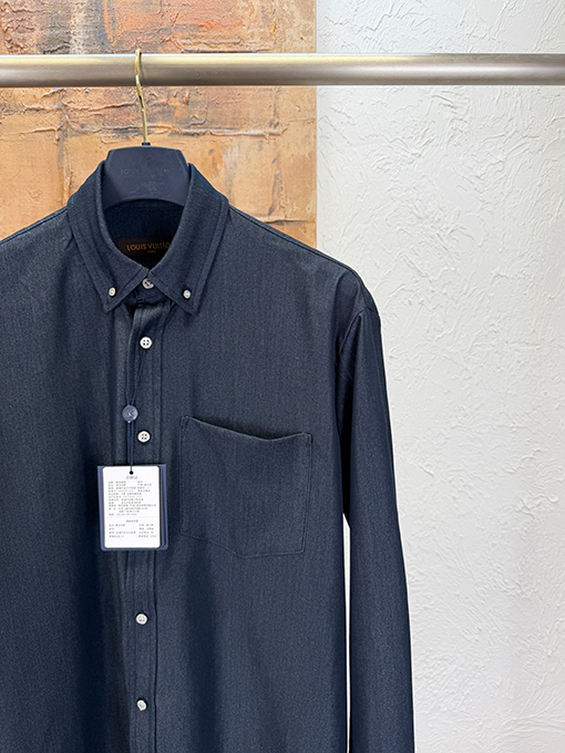 ルイヴィトン 後ろ襟にレザートリムをした長袖シャツ