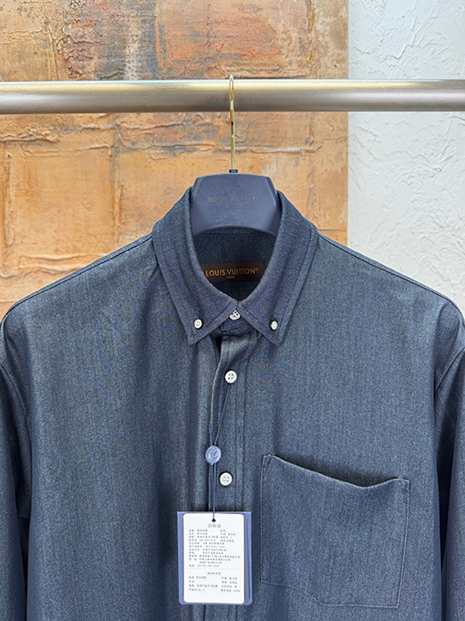 ルイヴィトン 後ろ襟にレザートリムをした長袖シャツ