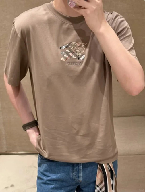 バーバリーコピー BURBERRY 新モデルチェック柄の軍馬アップリケクルーネック半袖Tシャツ