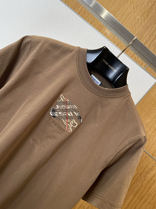 バーバリーコピー BURBERRY 新モデルチェック柄の軍馬アップリケクルーネック半袖Tシャツ