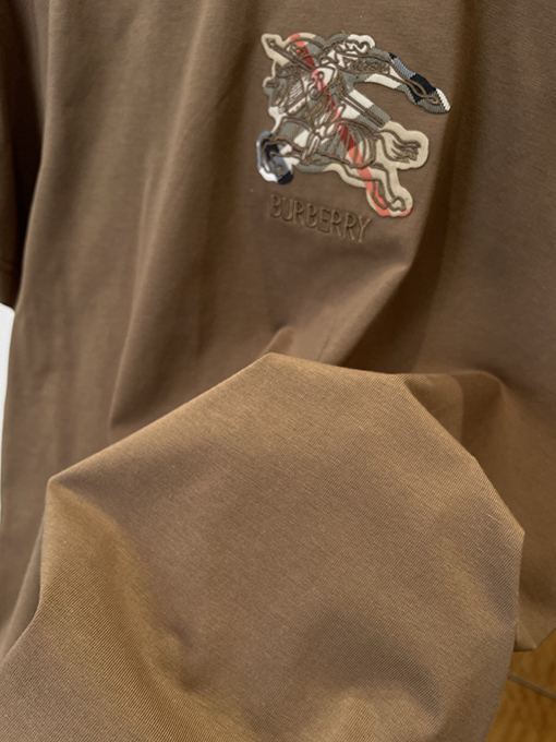 バーバリーコピー BURBERRY 新モデルチェック柄の軍馬アップリケクルーネック半袖Tシャツ