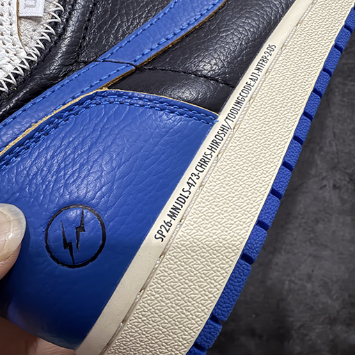 ナイキ 藤原ヒロシ氏による三者コラボレーション4色パッチワークのグレー稲妻ホワイトブルーブラックのシューズ