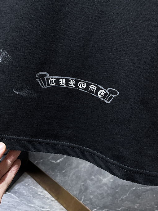 クロムハーツ 馬蹄柄のサンスクリットクロスウォッシュとダメージをした半袖Tシャツ