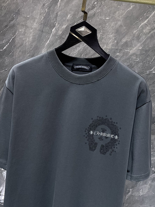 クロムハーツ 馬蹄とサンスクリット十字の刺繍が手描きされた半袖Tシャツ