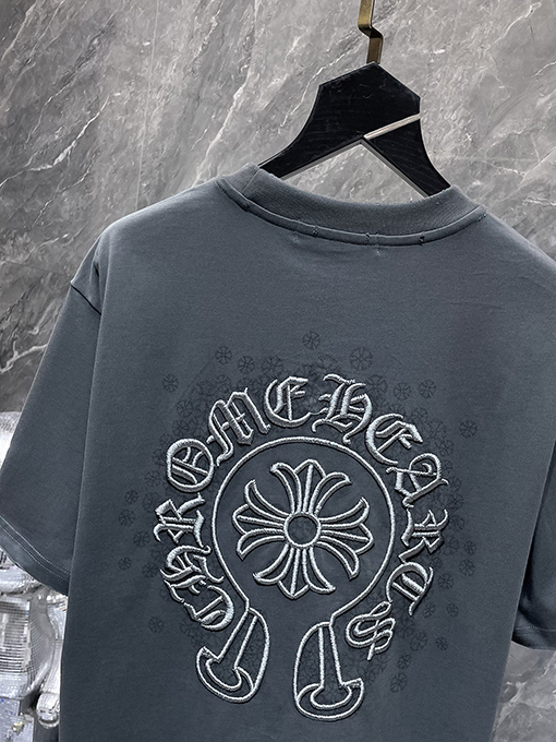 クロムハーツ 馬蹄とサンスクリット十字の刺繍が手描きされた半袖Tシャツ