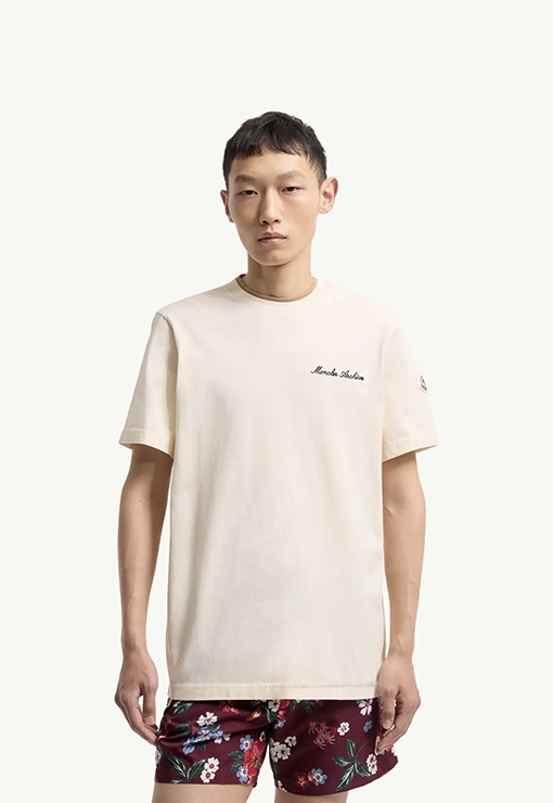 モンクレール Moncler ネックラインに刺繍ロゴが入ったカラーブロックの半袖Tシャツ
