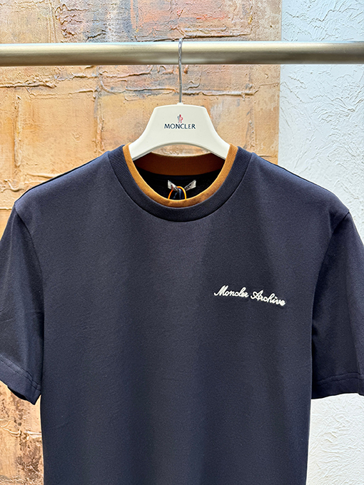 モンクレール Moncler ネックラインに刺繍ロゴが入ったカラーブロックの半袖Tシャツ