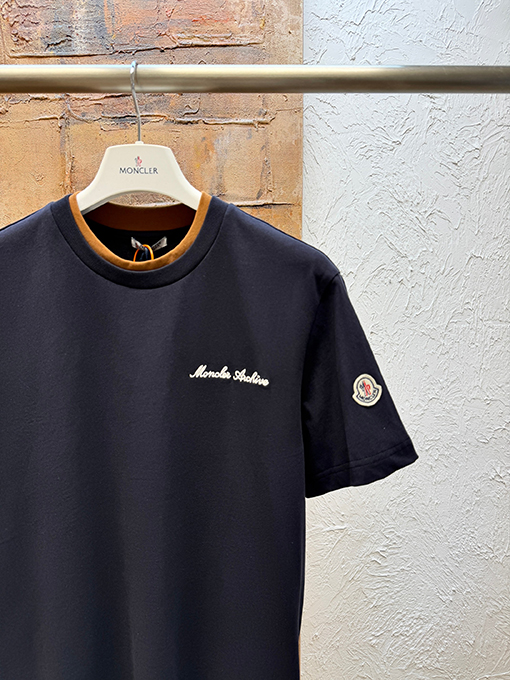 モンクレール Moncler ネックラインに刺繍ロゴが入ったカラーブロックの半袖Tシャツ