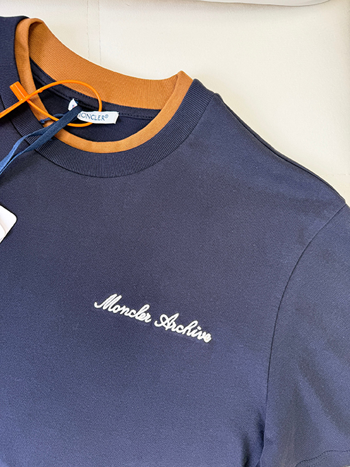 モンクレール Moncler ネックラインに刺繍ロゴが入ったカラーブロックの半袖Tシャツ