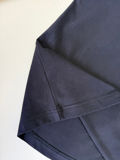 モンクレール Moncler ネックラインに刺繍ロゴが入ったカラーブロックの半袖Tシャツ