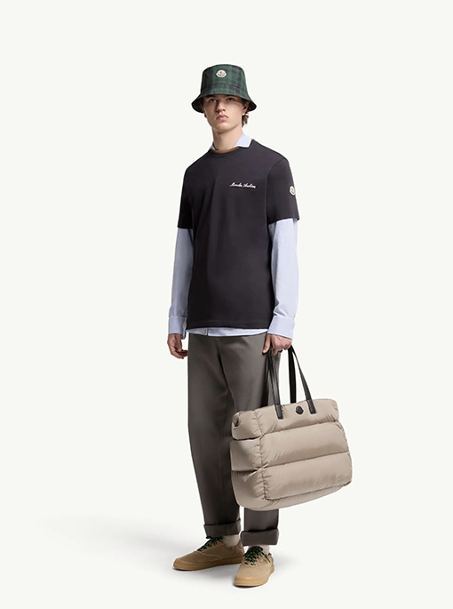 モンクレール Moncler ネックラインに刺繍ロゴが入ったカラーブロックの半袖Tシャツ