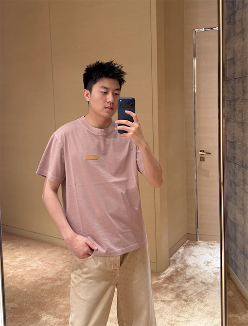 ルイヴィトンスーパーコピー レザーロゴ半袖Tシャツ