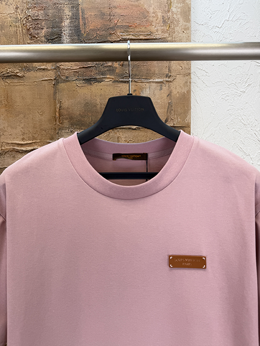 ルイヴィトンスーパーコピー レザーロゴ半袖Tシャツ