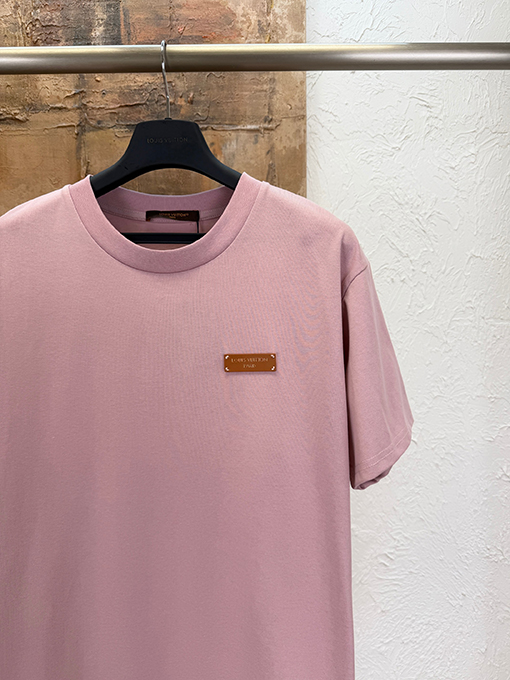 ルイヴィトンスーパーコピー レザーロゴ半袖Tシャツ