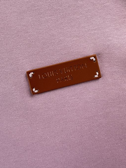 ルイヴィトンスーパーコピー レザーロゴ半袖Tシャツ