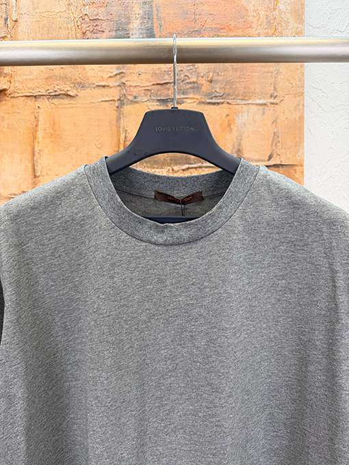 ルイヴィトン 新モデルレザーロゴ半袖Tシャツ