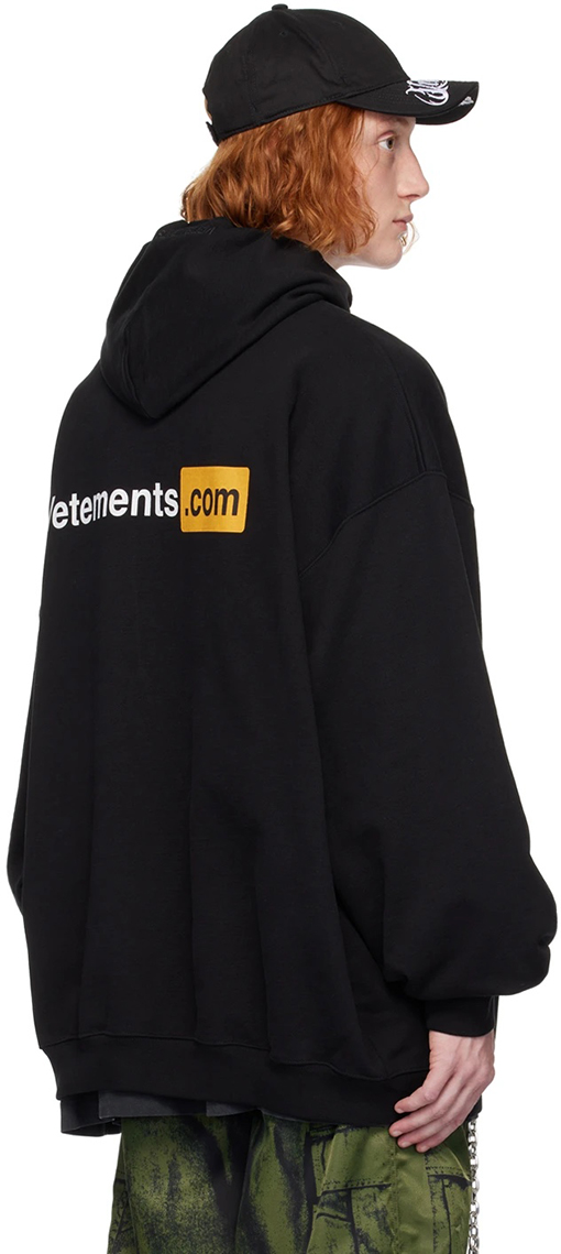 ヴェトモン VETEMENTS フロントとバックにウォッシュをしたレタープリントのフード付きスウェットシャツ