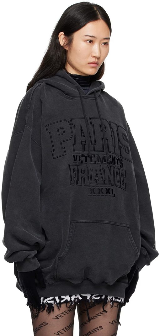 ヴェトモン VETEMENTS 胸に刺繍の文字がったウォッシュのフード付きスウェットシャツ