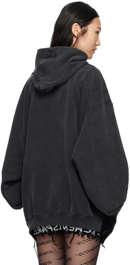 ヴェトモン VETEMENTS 胸に刺繍の文字がったウォッシュのフード付きスウェットシャツ