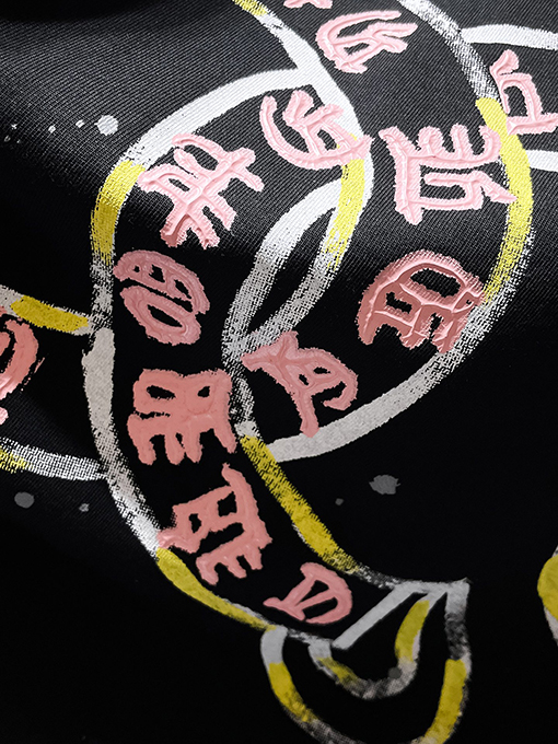 クロムハーツ クラシックなサンスクリットの手描き削り漂白された半袖Tシャツ