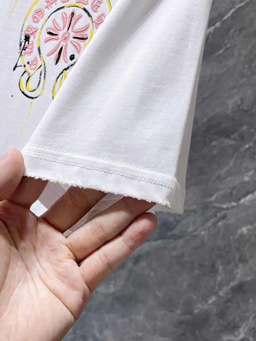 クロムハーツ クラシックなサンスクリットの手描き削り漂白された半袖Tシャツ