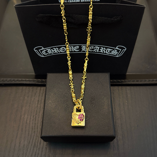 クロムハーツ ピンクダイヤモンドのハート型ペンダント付きゴールドネックレス