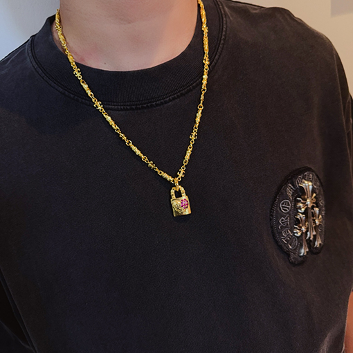 クロムハーツ ピンクダイヤモンドのハート型ペンダント付きゴールドネックレス