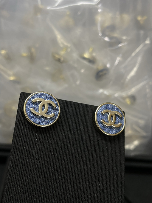 シャネル 新作ブルーデニムラウンドゴールドダブルCスタッドピアス