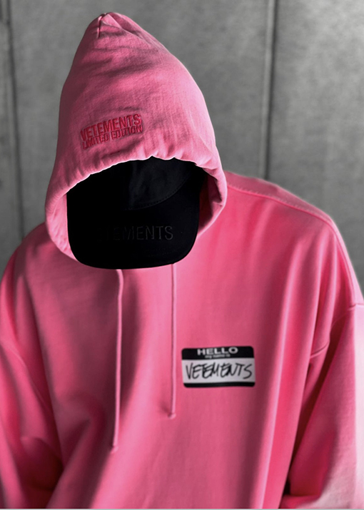 ヴェトモン VETEMENTS フロントとバックにレタリングがったウォッシュのフード付きスウェットシャツ