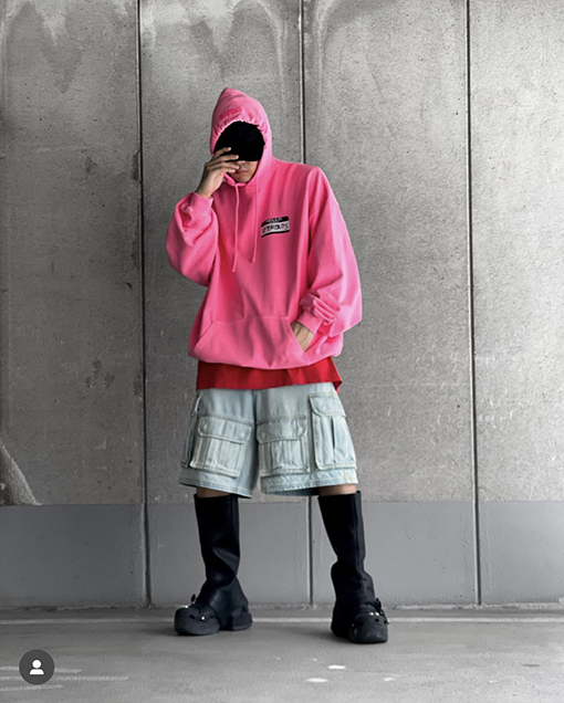 ヴェトモン VETEMENTS フロントとバックにレタリングがったウォッシュのフード付きスウェットシャツ