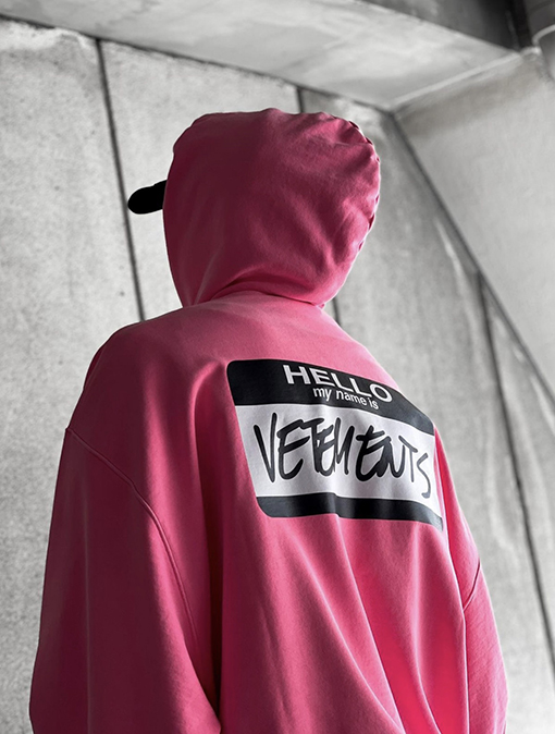ヴェトモン VETEMENTS フロントとバックにレタリングがったウォッシュのフード付きスウェットシャツ